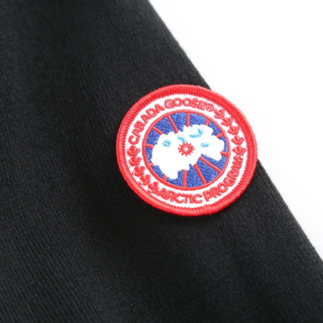 P840 Canada Goose Women's Wide Spun Seam Knitted Jacket | Light and elegant, comfortable and effortless] When the delicate softness of merino wool meets the stiffness and flexibility of nylon pongee, this jacket has a unique sense of breathing. The fabric is interwoven with worsted craftsmanship, making it light but structural. Every moment you wear it next to your skin, it feels like a cloud covering your skin, giving you both warmth and elegance.  The details show even more ingenuity. The collar, cuffs and waist are all made of double-layer rib knitting technology, which is elastic and fits the body shape, and naturally stretches with movement, outlining a neat silhouette while also protecting warmth. The ribbed design at the waist is more lazy and delicate, quietly improving the visual proportion.  The custom-made classic logo on the sleeve arm is a footnote of identity written in low-key strokes - unobtrusive, but with its own style.  Whether commuting in the city or roaming on the weekend, this jacket can cope with changing scenes and weather with one piece, making it an indispensable and versatile choice in your wardrobe.   Accessories: One-to-one customized three-label, One-to-one customized ribs, One-to-one customized zippers SIZE: S M L